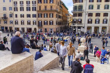 11 Mart 2017 tarihinde, Roma, İtalya. Piazza di Spagna turistlere.