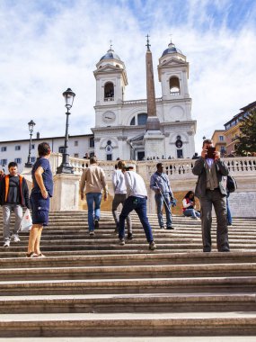 11 Mart 2017 tarihinde, Roma, İtalya. Turistler İspanyol merdiveninde. Itibari kilise Trinita dei Monty uzaktan