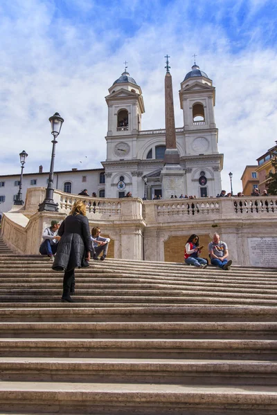 意大利 在2017年3月11日 西班牙阶梯上的游客 有名无实的教会 Trinita 工会蒙蒂在距离 — 图库照片