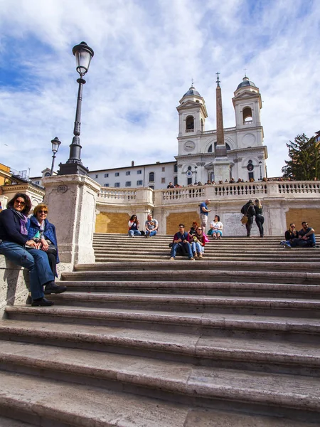 意大利 在2017年3月11日 西班牙阶梯上的游客 有名无实的教会 Trinita 工会蒙蒂在距离 — 图库照片