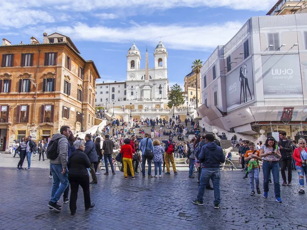 ローマ イタリア 2017 ピアッツァ スパーニャの観光客 Titular 教会トリニタ モンティの距離で — ストック写真