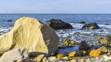 Taşlı kıyısında pitoresk: büyük doğal göl