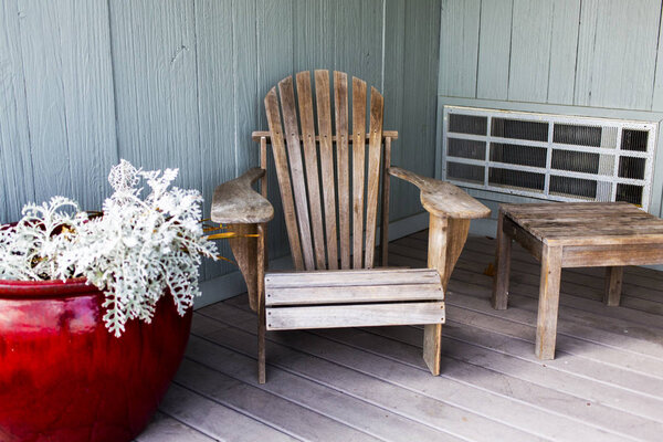Пушкино, Россия, 30 сентября 2017 года. Старая деревянная мебель на веранде загородного дома
