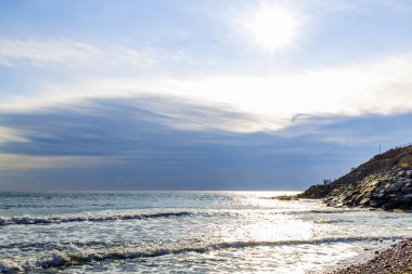 Taşlı kıyısında pitoresk: büyük doğal göl