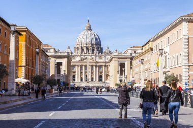 Roma, İtalya, 9 Şubat 2017. St. Peter's Cathedral civarındaki Vatikan. Via della Conciliazione cadde boyunca pek çok kişi gitmek