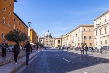 Roma, İtalya, 9 Şubat 2017. Pek çok kişi Via della Conciliazione cadde boyunca gidin. St. Peter's Cathedral civarındaki mesafe Vatikan'da 