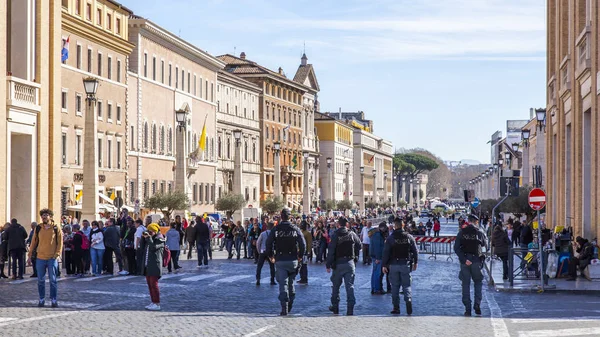 Roma Italia Marzo 2017 Numerosas Personas Van Largo Della Conciliazione — Foto de Stock