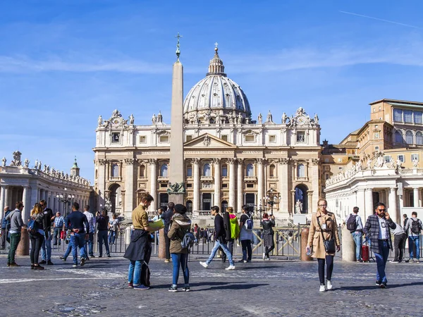 ローマ イタリア 2017 多くの人々 を介してデッラ Conciliazione 通りに沿って進みます 遠くにバチカンのサン ピエトロ大聖堂 — ストック写真