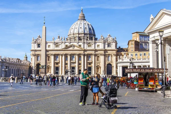 ローマ イタリア 2017 多くの人々 を介してデッラ Conciliazione 通りに沿って進みます 遠くにバチカンのサン ピエトロ大聖堂 — ストック写真