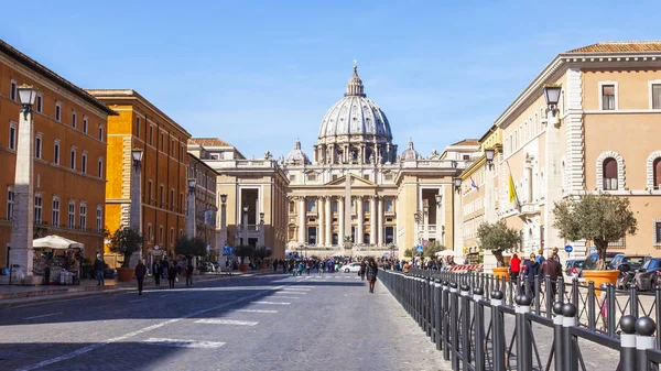 Roma, İtalya, 9 Şubat 2017. Pek çok kişi Via della Conciliazione cadde boyunca gidin. St. Peter's Cathedral civarındaki mesafe Vatikan'da 