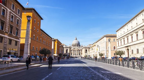 ローマ イタリア 2017 多くの人々 を介してデッラ Conciliazione 通りに沿って進みます 遠くにバチカンのサン ピエトロ大聖堂 — ストック写真