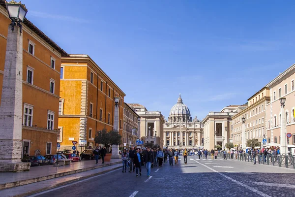Roma, İtalya, 9 Şubat 2017. St. Peter's Cathedral civarındaki Vatikan. Via della Conciliazione cadde boyunca pek çok kişi gitmek