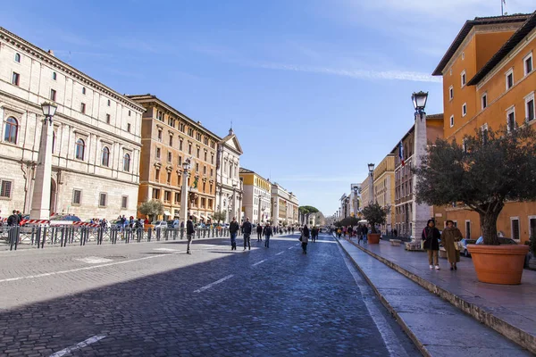 Roma, İtalya, 9 Şubat 2017. Aziz pek çok kişi Via della Conciliazione cadde boyunca gidin.