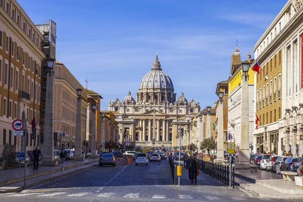 Roma, İtalya, 9 Şubat 2017. Pek çok kişi Via della Conciliazione cadde boyunca gidin. St. Peter's Cathedral civarındaki mesafe Vatikan'da 