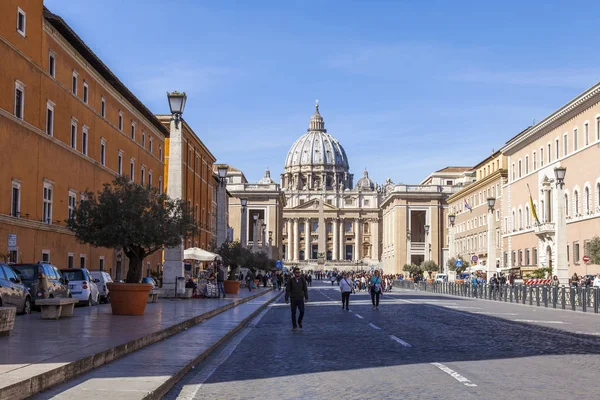 ローマ イタリア 2017 バチカンのサン ピエトロ大聖堂 多くの人々 を介してデッラ Conciliazione 通り行く — ストック写真