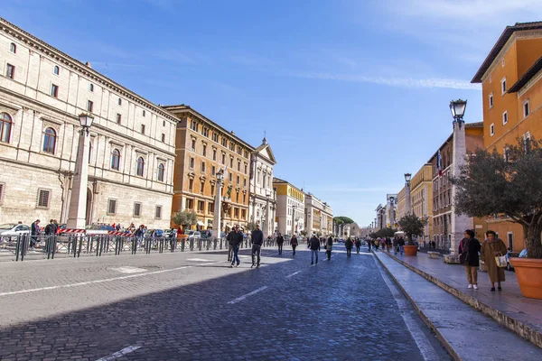 Roma, İtalya, 9 Şubat 2017. Aziz pek çok kişi Via della Conciliazione cadde boyunca gidin.