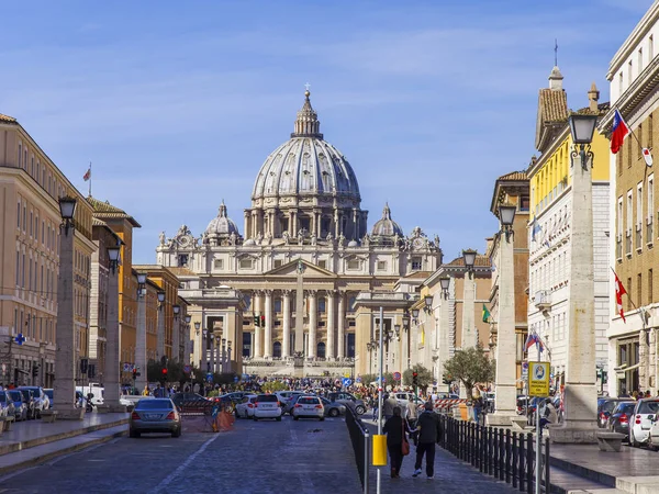意大利 在2017年3月9日 圣彼得大教堂在梵蒂冈 许多人沿着德拉 Conciliazione — 图库照片