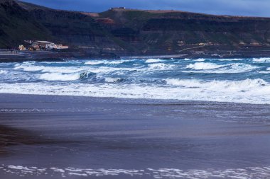 Las Palmas de Gran Canaria, İspanya, 10 Ocak 2018 üzerinde. Kış güneşi Playa de Las Canteras beach Atlantik Okyanusu kıyısında ışıklar. Uzaktan güzel dolgu