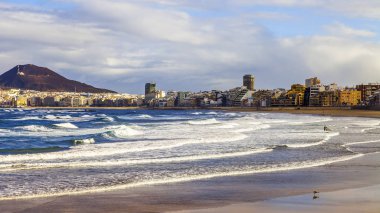 Las Palmas de Gran Canaria, İspanya, 10 Ocak 2018 üzerinde. Kış güneşi Playa de Las Canteras beach Atlantik Okyanusu kıyısında ışıklar. Uzaktan güzel dolgu