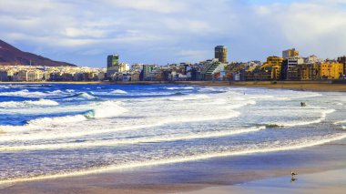 Las Palmas de Gran Canaria, İspanya, 10 Ocak 2018 üzerinde. Kış güneşi Playa de Las Canteras beach Atlantik Okyanusu kıyısında ışıklar. Uzaktan güzel dolgu
