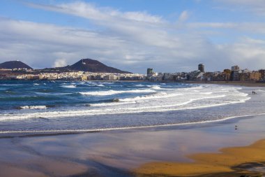 Las Palmas de Gran Canaria, İspanya, 10 Ocak 2018 üzerinde. Kış güneşi Playa de Las Canteras beach Atlantik Okyanusu kıyısında ışıklar. Uzaktan güzel dolgu