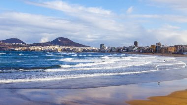 Las Palmas de Gran Canaria, İspanya, 10 Ocak 2018 üzerinde. Kış güneşi Playa de Las Canteras beach Atlantik Okyanusu kıyısında ışıklar. Uzaktan güzel dolgu