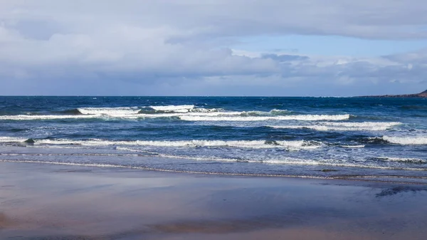 Pittoreske Surf Aan Kust Van Atlantische Oceaan Bewolkt Weer — Stockfoto