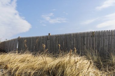 Montauk, ABD, üzerinde 30 Eylül 2017. Taşlı doğal göl kıyısında. 