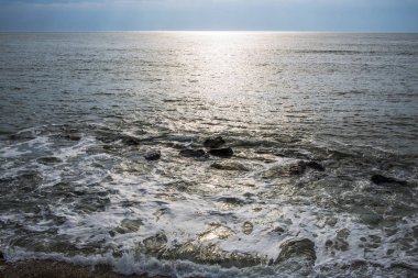 Su yüzeyi ile günbatımı güneş yaktı