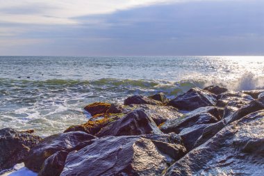 Taşlı kıyısında pitoresk: büyük doğal göl