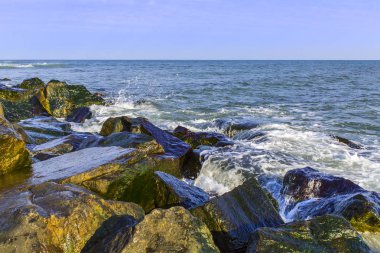 Taşlı kıyısında pitoresk: büyük doğal göl