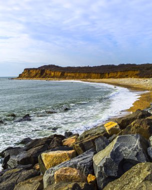 Taşlı kıyısında pitoresk: büyük doğal göl