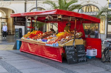 Münih, Almanya, üzerinde 16 Ağustos 2018. Çeşitli meyve ve sebze bir gösteri pencere Shop 