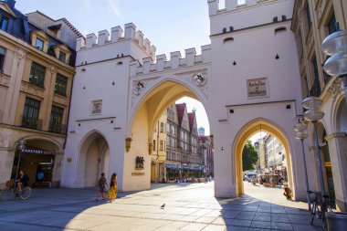 Münih, Almanya, üzerinde 16 Ağustos 2018. Eski Şehir Alstadt için iletken Karlstor kapısı