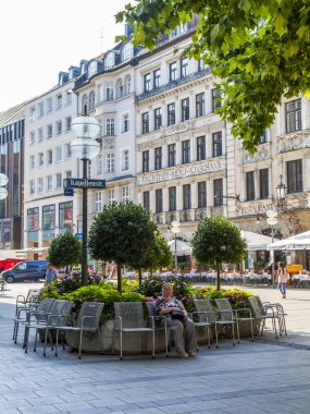 Münih, Almanya, üzerinde 16 Ağustos 2018. Eski Şehir Alstadt yaya bölgesinde tatil