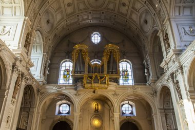 Münih, Almanya, üzerinde 16 Ağustos 2018. İç mobilya Jesuitenkirche St kilise. Michael