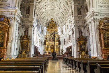 Münih, Almanya, üzerinde 16 Ağustos 2018. İç mobilya Jesuitenkirche St kilise. Michael