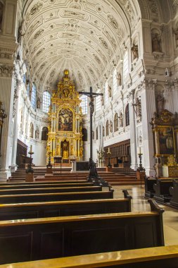 Münih, Almanya, üzerinde 16 Ağustos 2018. İç mobilya Jesuitenkirche St kilise. Michael