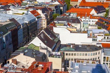 Münih, Almanya, üzerinde 16 Ağustos 2018. Bir görünümünü Alstadt ve şehir çatılar üzerinden anket platformu New Town hall