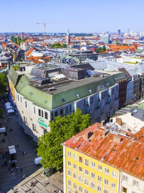 Münih, Almanya, üzerinde 16 Ağustos 2018. Bir görünümünü Alstadt ve şehir çatılar üzerinden anket platformu New Town hall