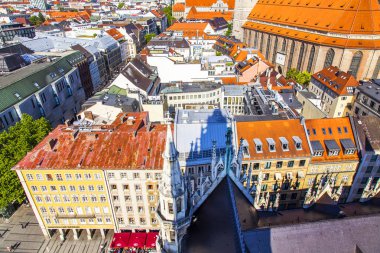 Münih, Almanya, üzerinde 16 Ağustos 2018. Bir görünümünü Alstadt ve şehir çatılar üzerinden anket platformu New Town hall