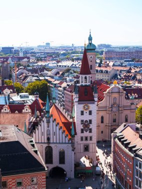 Münih, Almanya, üzerinde 16 Ağustos 2018. Bir görünümünü Alstadt ve şehir çatılar üzerinden anket platformu New Town hall