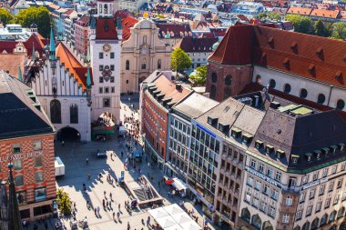 Münih, Almanya, üzerinde 16 Ağustos 2018. Bir görünümünü Alstadt ve şehir çatılar üzerinden anket platformu New Town hall