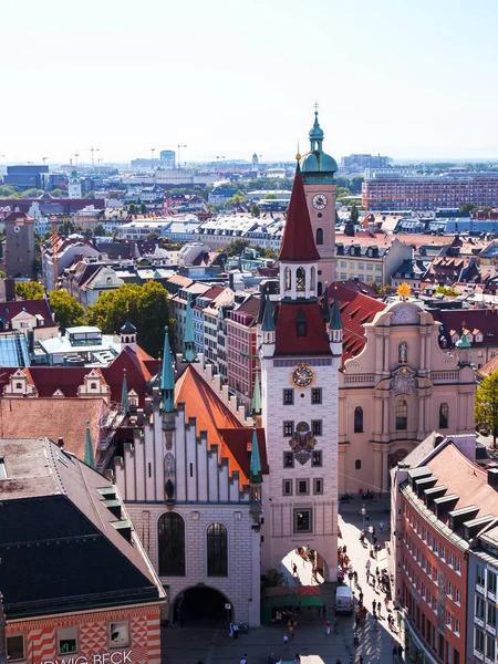 Münih, Almanya, üzerinde 16 Ağustos 2018. Bir görünümünü Alstadt ve şehir çatılar üzerinden anket platformu New Town hall