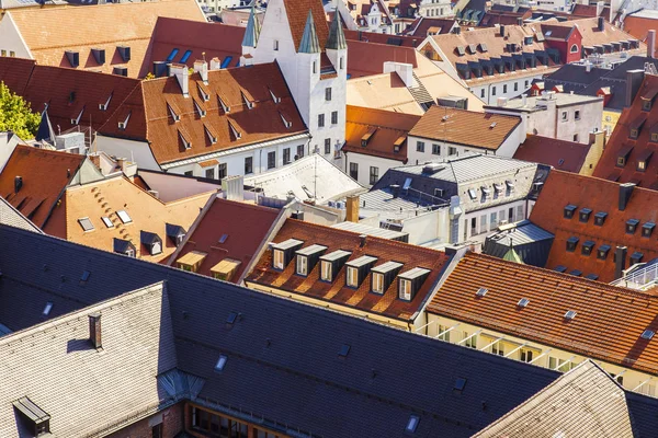 Münih, Almanya, üzerinde 16 Ağustos 2018. Bir görünümünü Alstadt ve şehir çatılar üzerinden anket platformu New Town hall