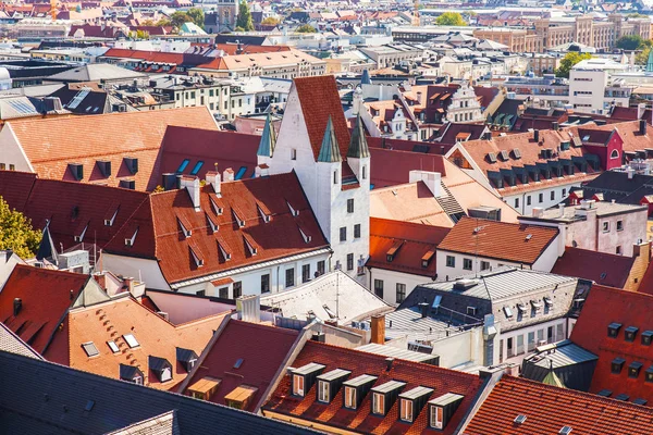 Münih, Almanya, üzerinde 16 Ağustos 2018. Bir görünümünü Alstadt ve şehir çatılar üzerinden anket platformu New Town hall