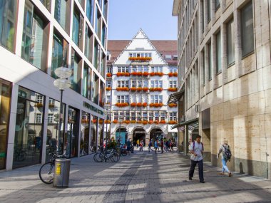 Münih, Almanya, üzerinde 16 Ağustos 2018. İnsanlar Alstadt eski şehir de yaya bölgesine git