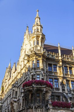 Münih, Almanya, üzerinde 16 Ağustos 2018. Mimari detaylar, yeni Belediye Binası (Neues Rathaus)