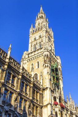 Münih, Almanya, üzerinde 16 Ağustos 2018. Mimari detaylar, yeni Belediye Binası (Neues Rathaus). Saat Kulesi