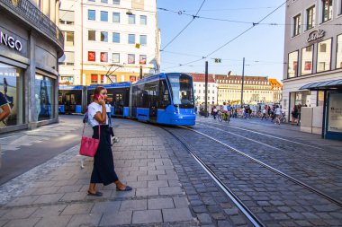 Münih, Almanya, üzerinde 16 Ağustos 2018. Modern tramvay şehrin sokak gider